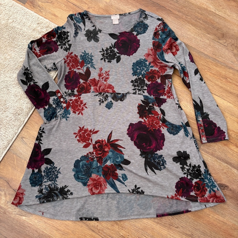 Chico’s Gray with Red Floral Print Long Sleeve Knit Tunic Top Sz. M/8 (1)